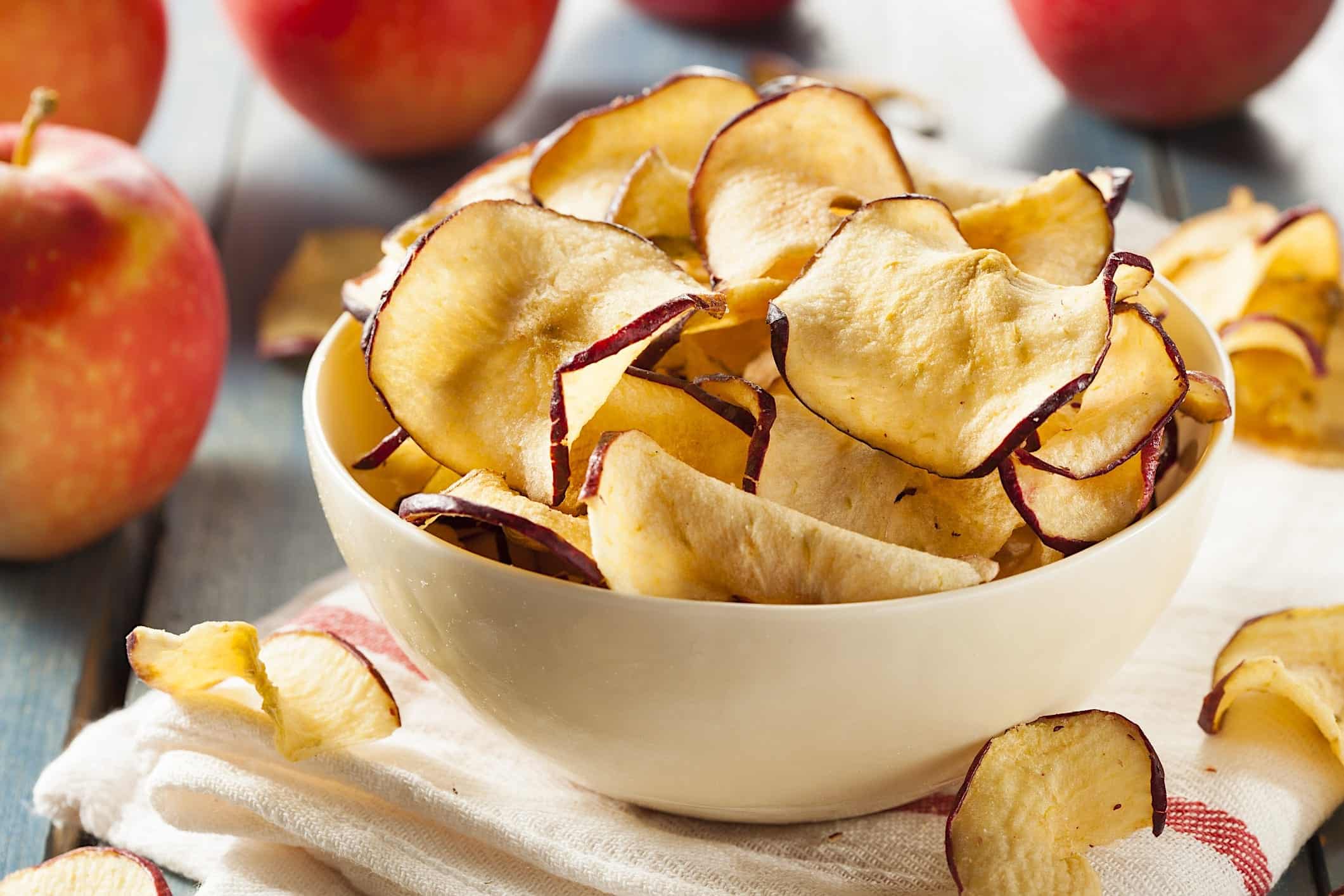 Des chips de pommes cuisinées au air fryer pour un dessert santé, facile et simple à réaliser.