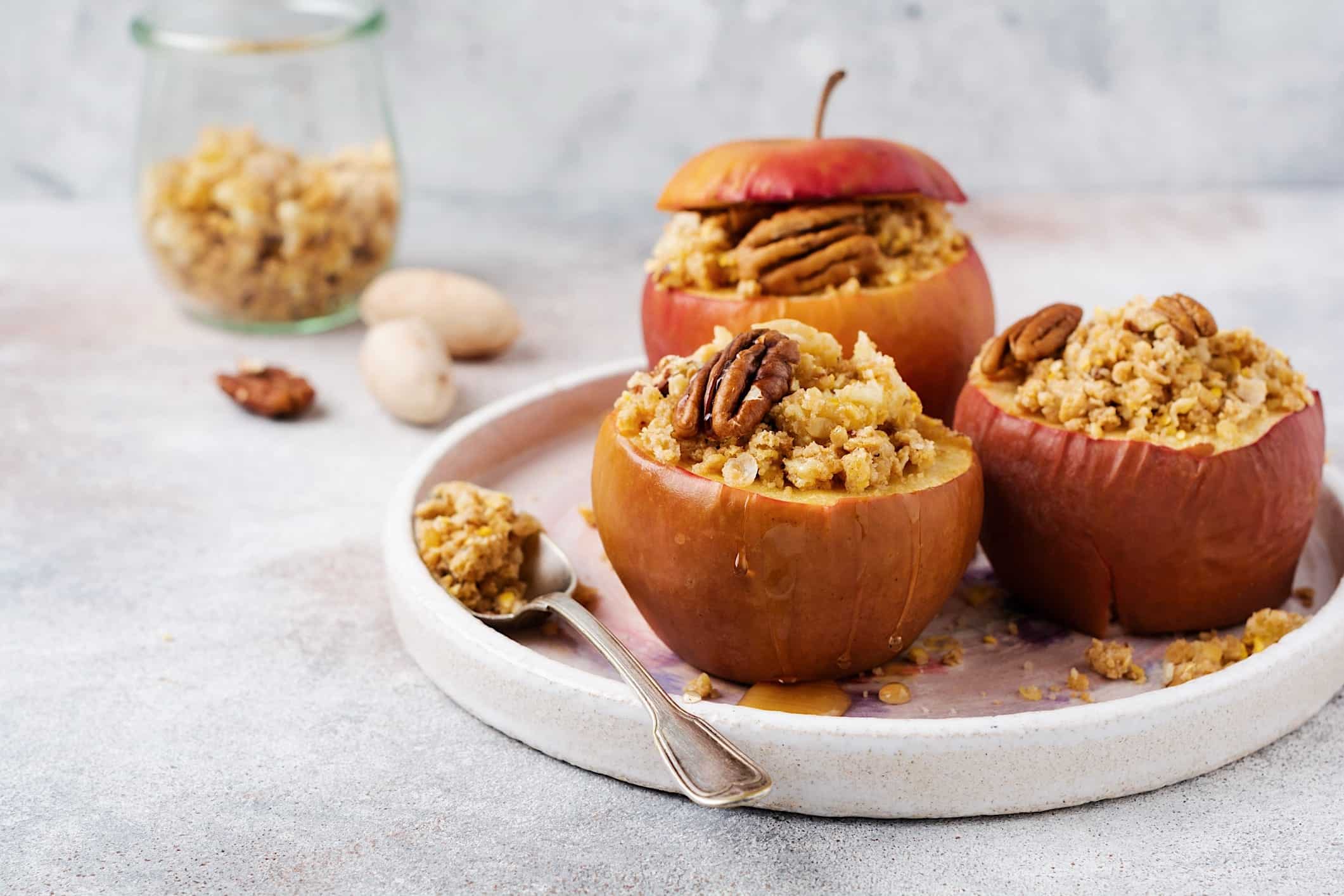 Des pommes farcies au crumble à la pacane cuites au air fryer pour un dessert facile et simple à réaliser.