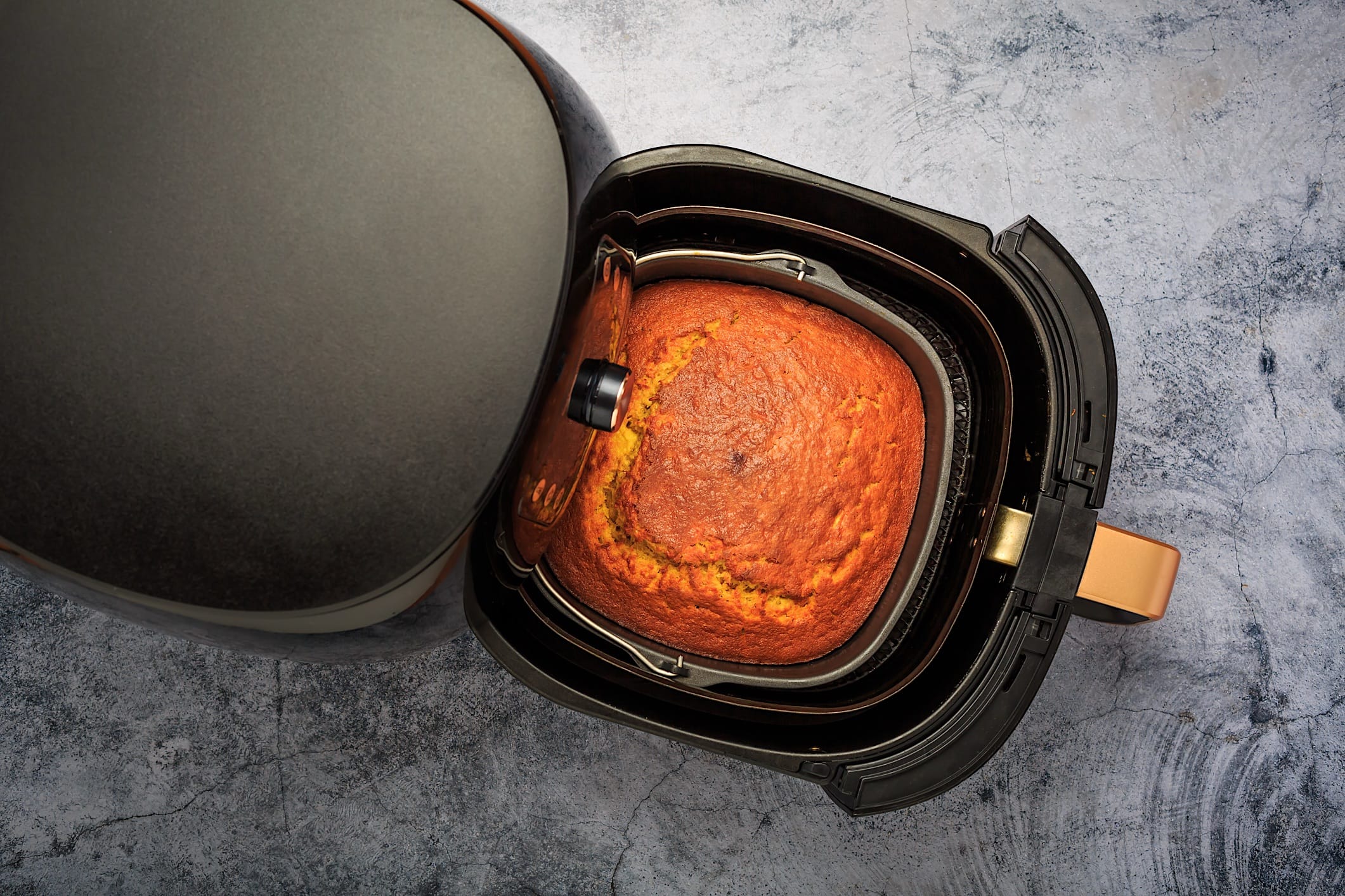 Un gâteau aux pommes cuit dans un air fryer pour un dessert facile à réaliser.