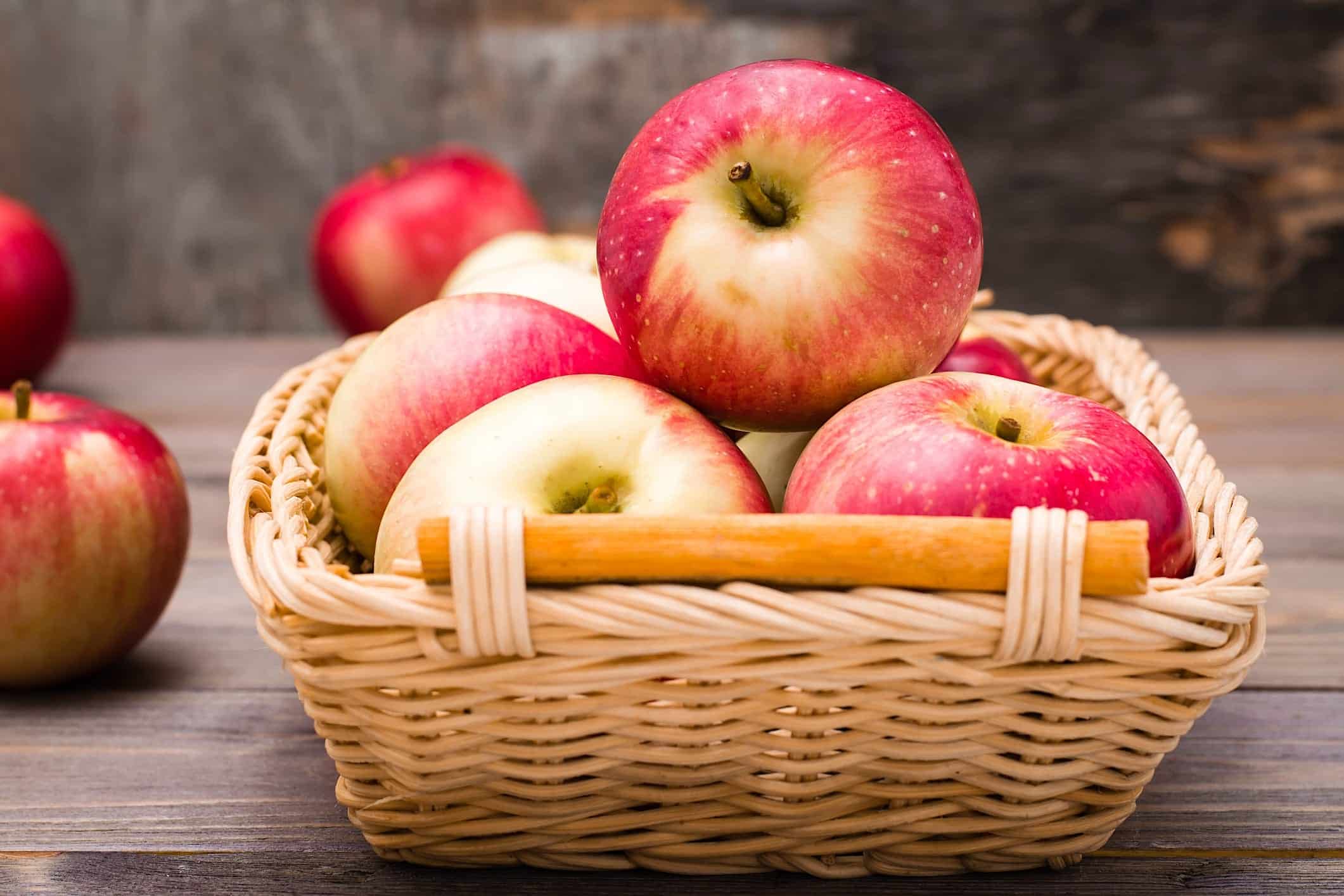 Un panier de pommes pour des dessertd faciles aux pommes cuisinés au air fryer.
