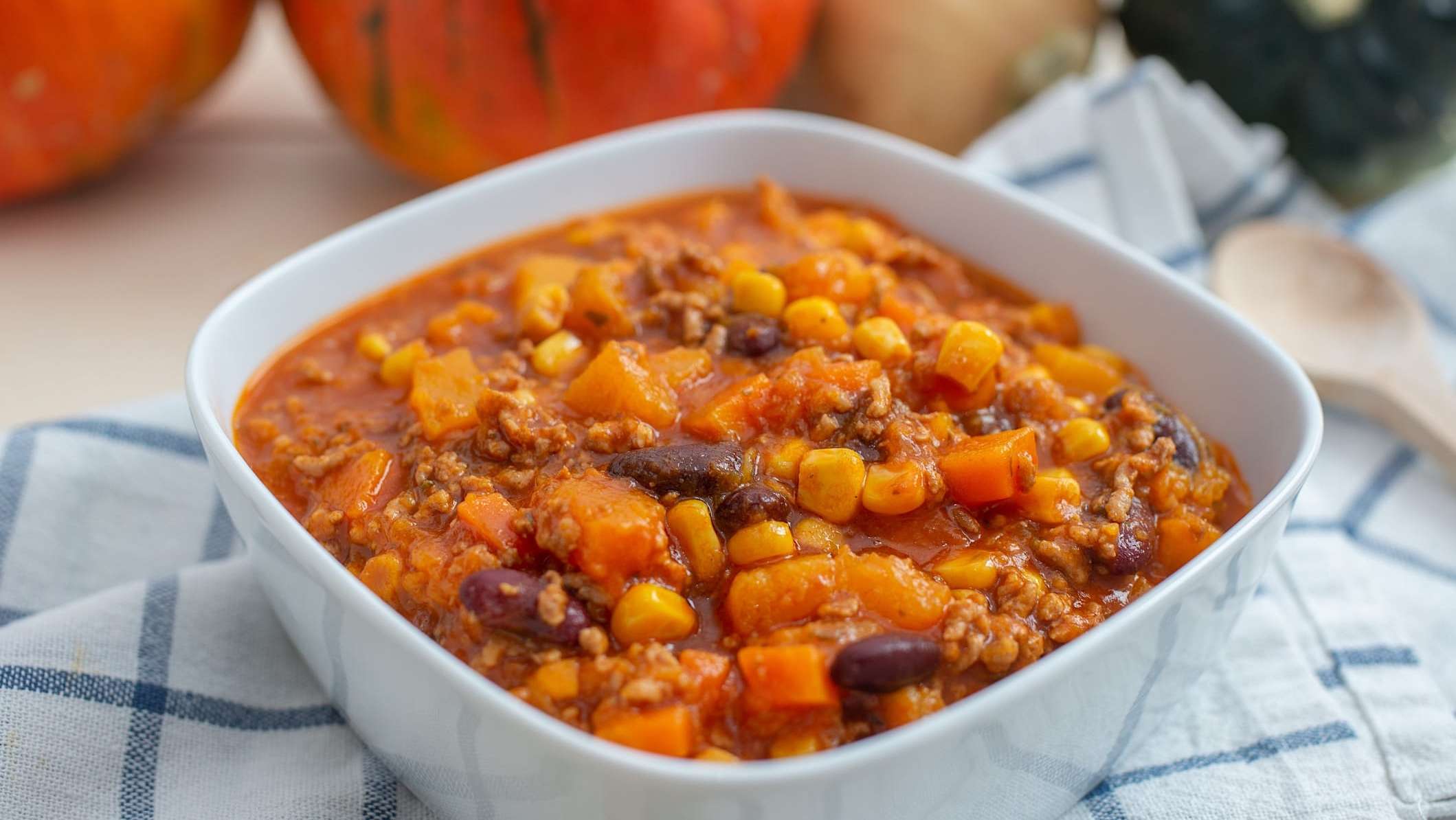 recettes-viande-citrouille_chili Un bol carré contient un chili à la viande et àa la citrouille