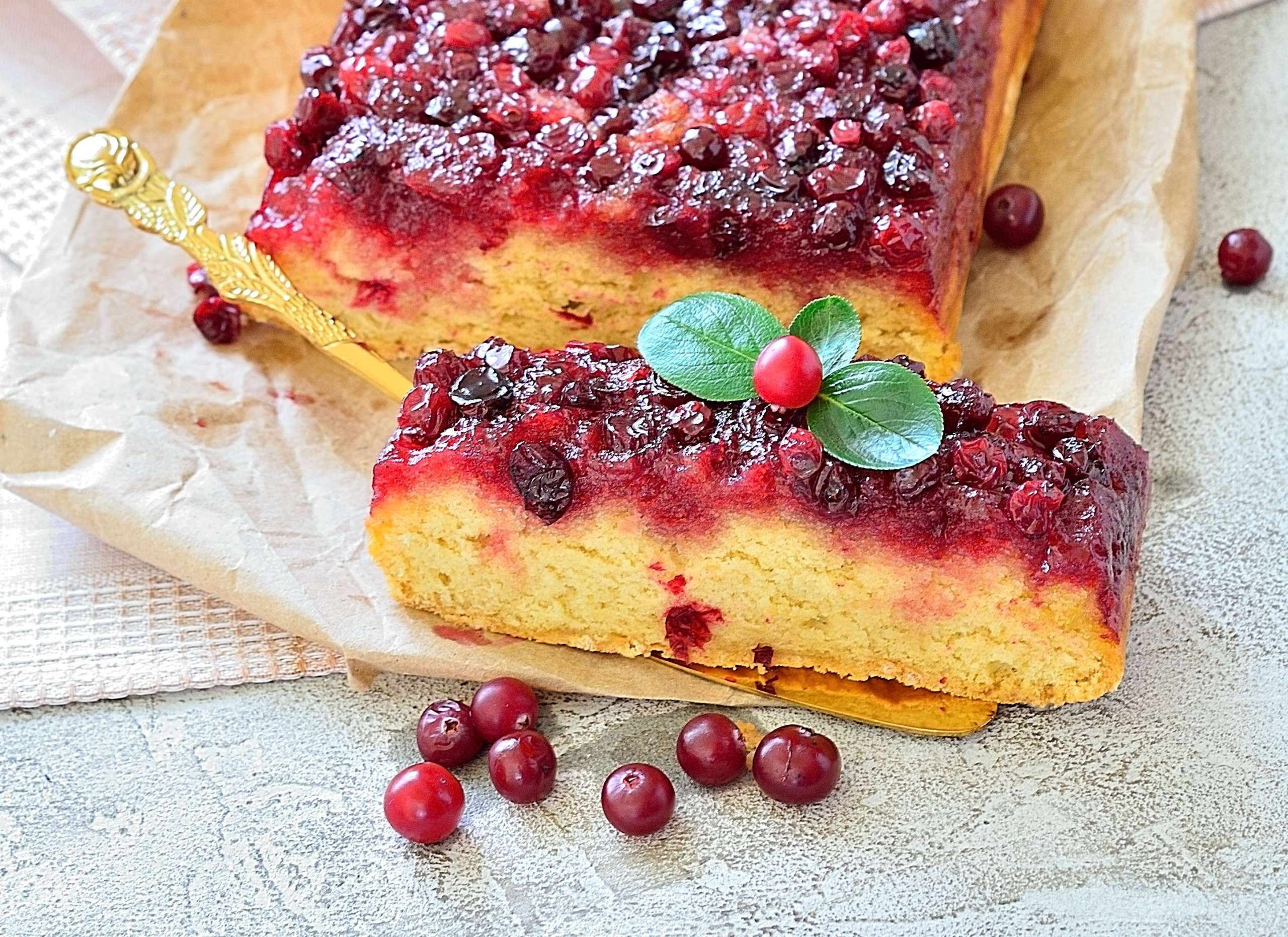 Bouchees-potluck-temps-des-fetes-gateau-canneberges Un gâteau renversé aux canneberges pour illustrer une recette de bouchées du temps des fêtes à amener à un potluck