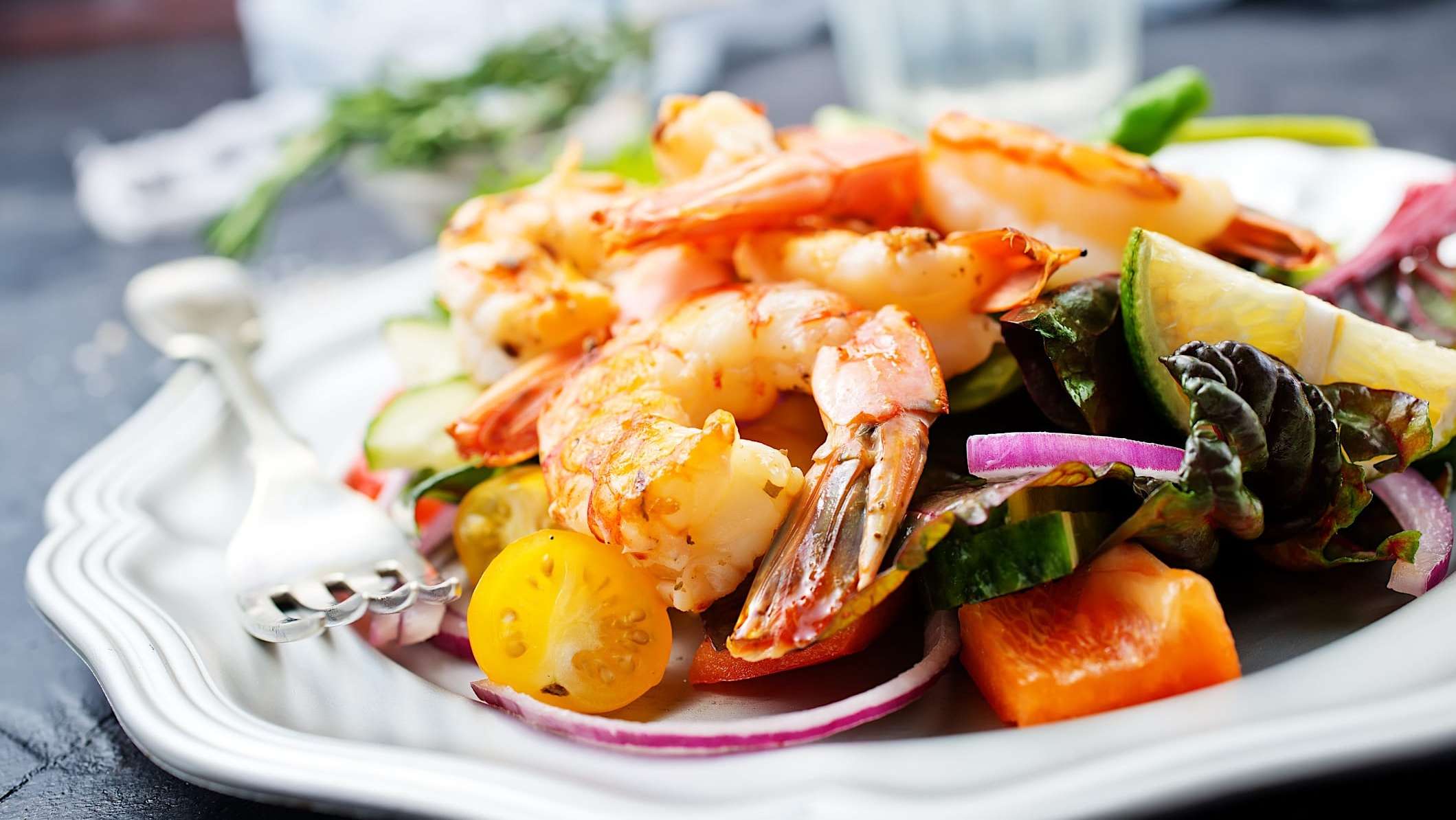 Une salade de fruits de mer du temps des fêtes réalisée avec les produits de l'épicier