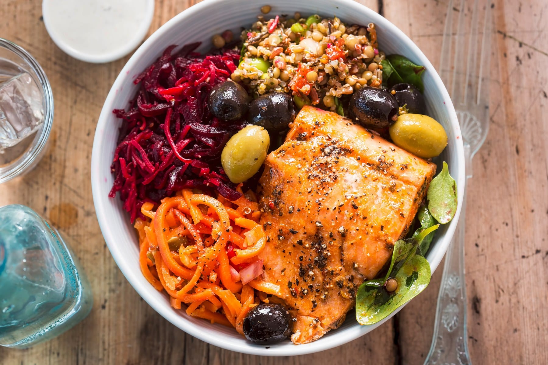 salade-hiver-proteines-saumon_1800x1200 Un bol de salade d'hiver protéinées avec du saumon atlantiques l'épicier grillé, des légumes frais, surgelés et en conserve, des lentilles et olives