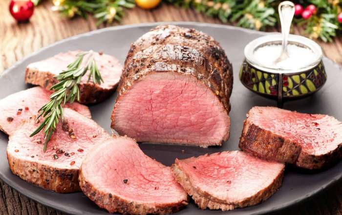Un chateaubriand de filet mignon de boeuf est posé sur un plateau pour illustrer des idées de repas pour remplacer la classique dinde de Noël.