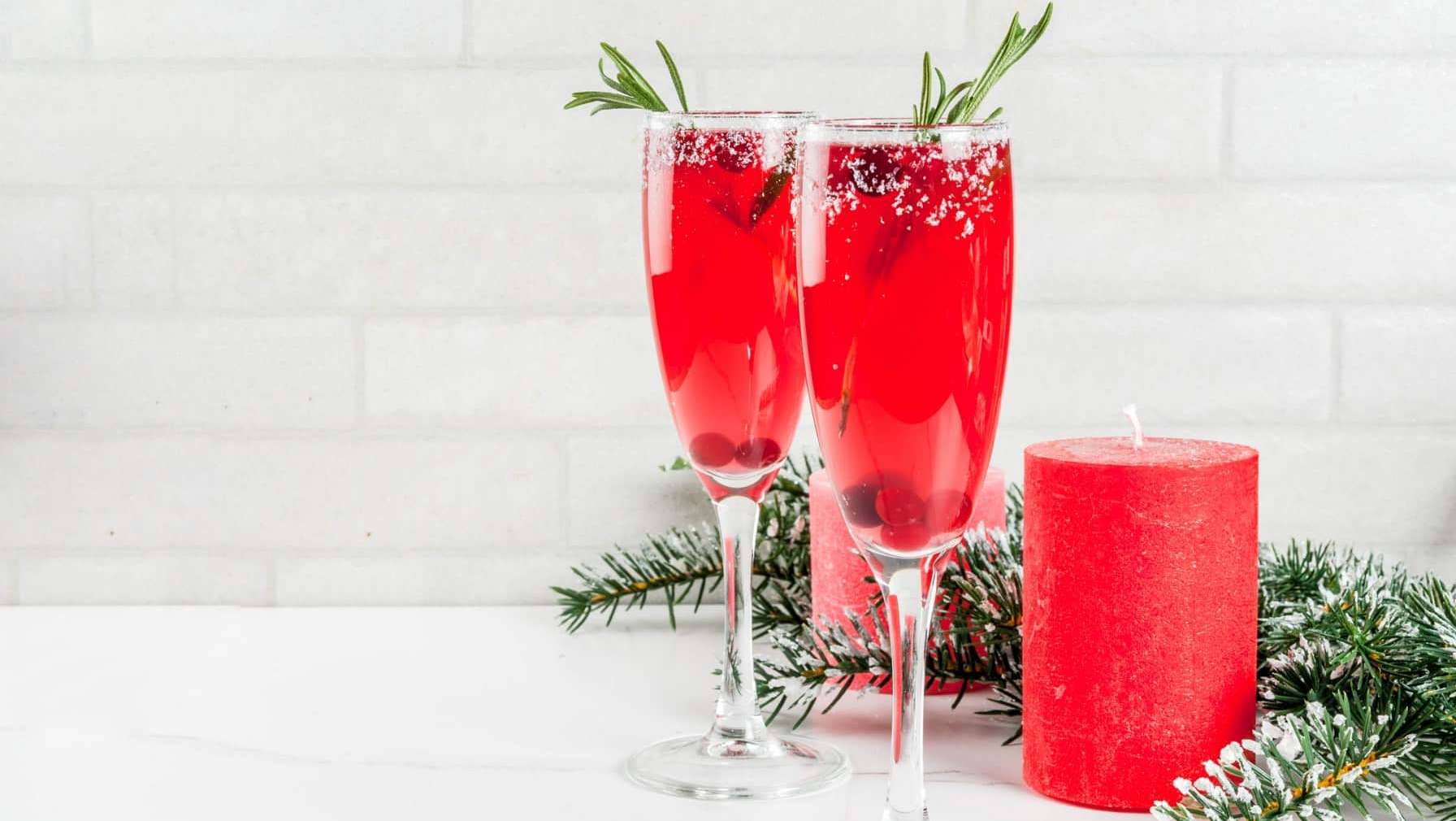 Un Kir Royal aux canneberges et romarin, une recette de cocktail à base de bulles pour le Nouvel An