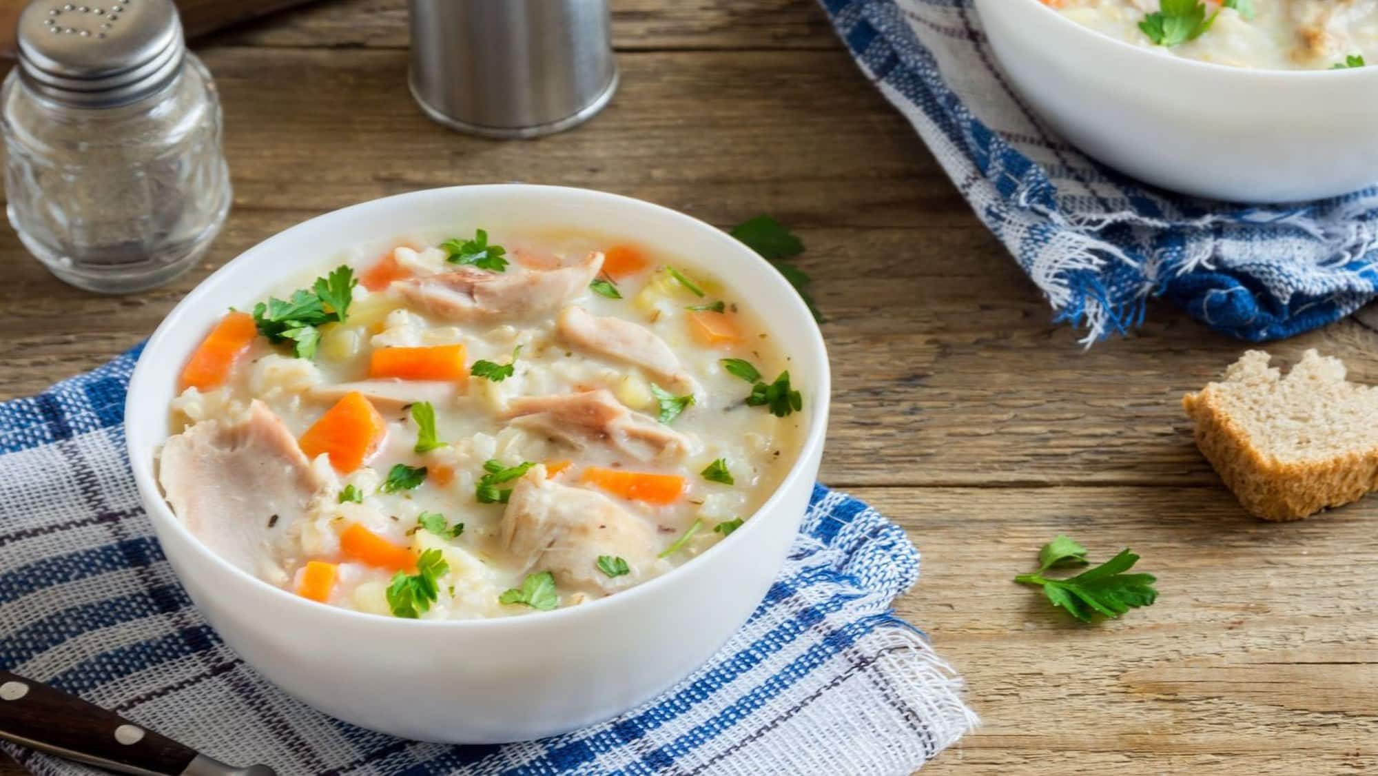 transformer-restes-fetes-noel-soupe-dinde_2000x1126 Un bol de soupe crémeuse pour récupérer les restes de dinde, de purée de pommes de terre et de légumes grillés du repas des fêtes