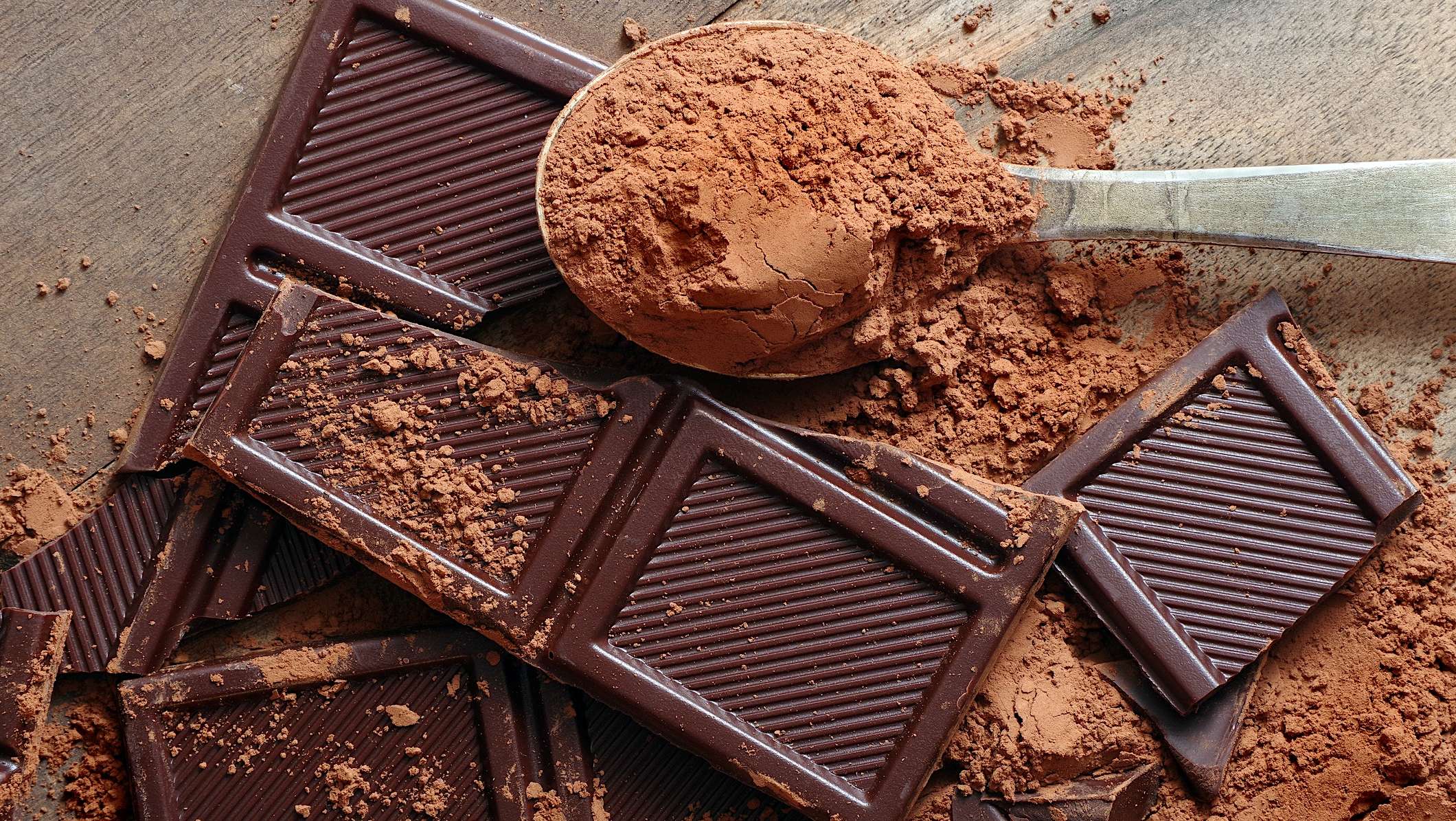 quoi-manger-boire-rhume-grippe_chocolat-noir-cacao Des carrés de chocolat noir et de la poudre de cacao pour illustrer quoi manger et quoi boire pour pour soigner un rhume ou une grippe