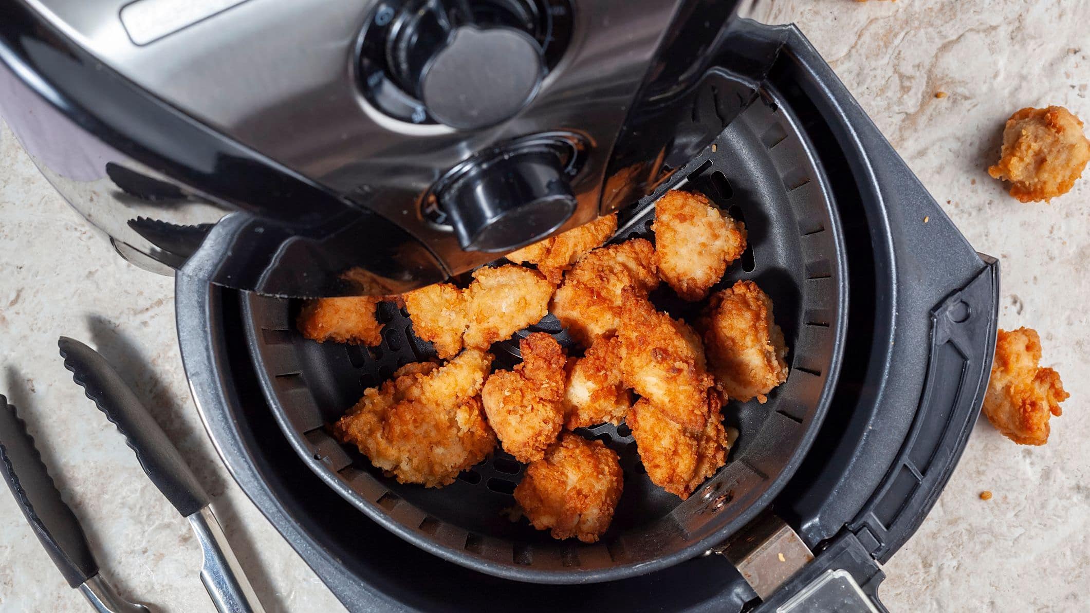 Des morceaux de hauts de cuisses de poulet panés dans un air fryer