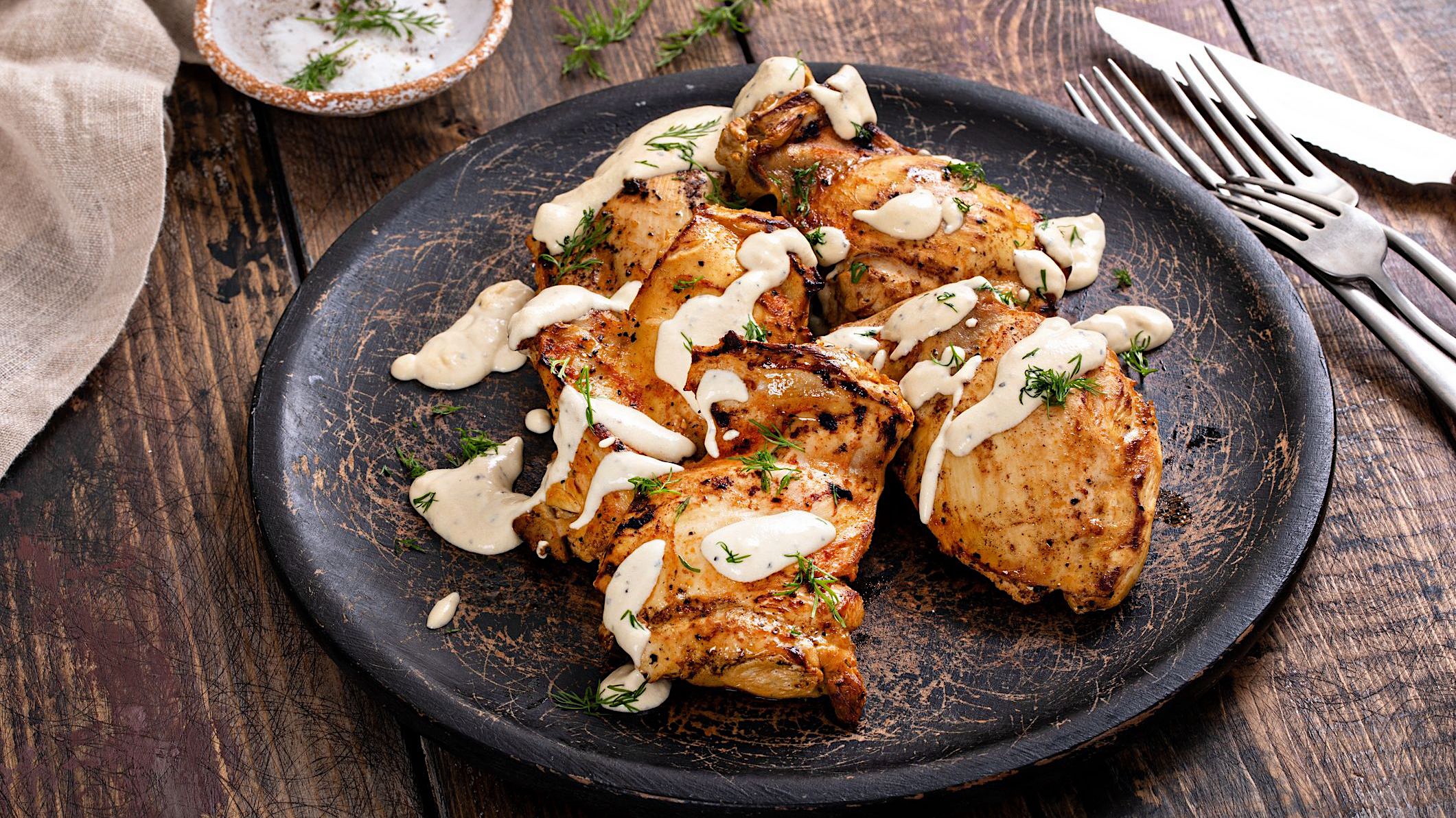 Des hauts de cuisses de poulet marinés au jus de cornichons cuisinés au air fryer