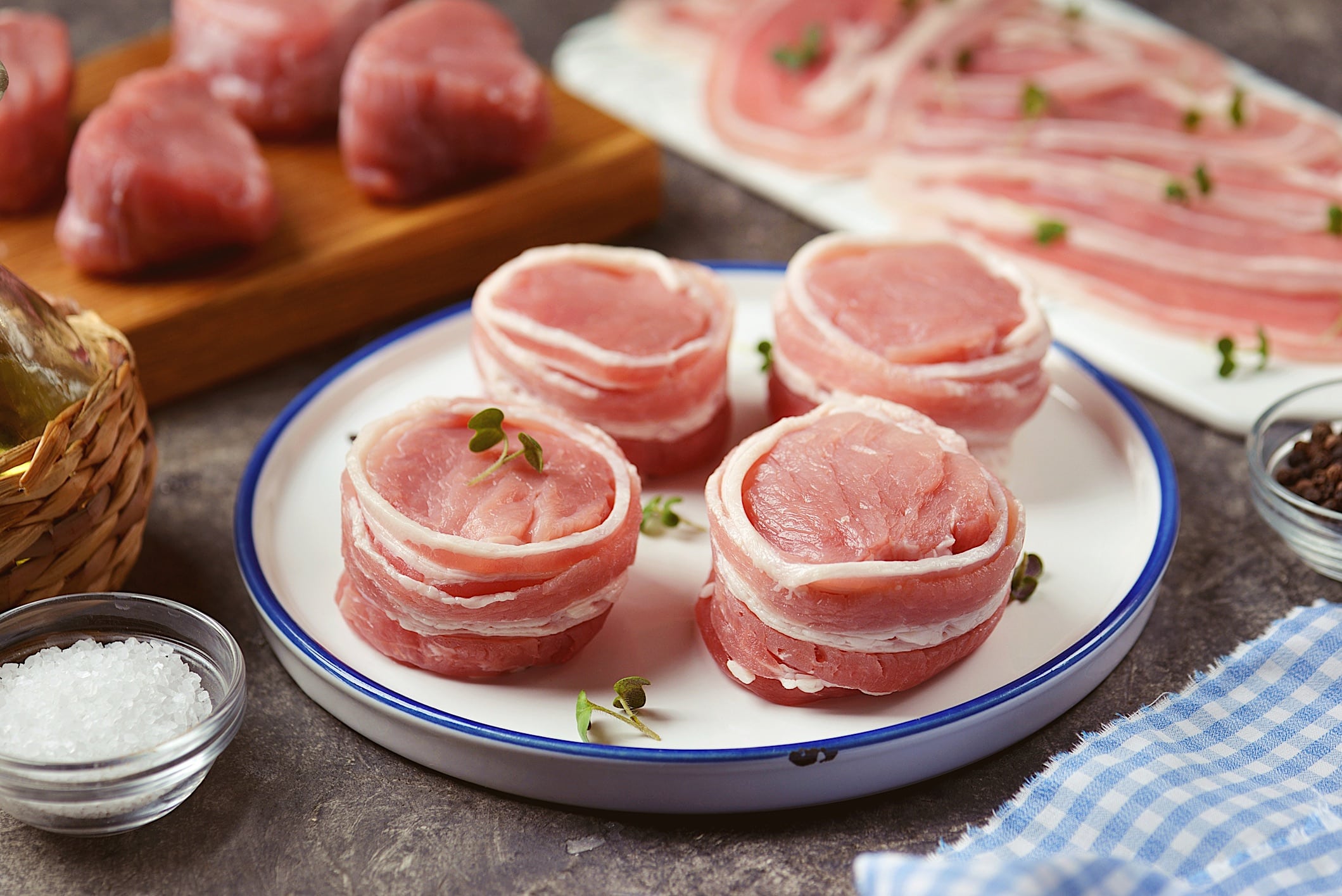 4 médaillons de porc enrobés de bacon sont posés dans une assiette pour illustrer une recette de viande pour un menu de Pâques sans jambon