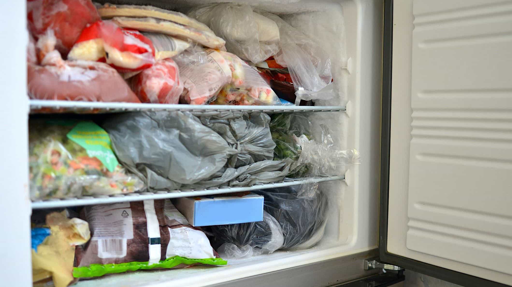 conseils-organiser-congelateur_désorganisé Une photo d'un congélateur plein et désorganiser pour illustrer nos conseil pour organiser votre congélateur