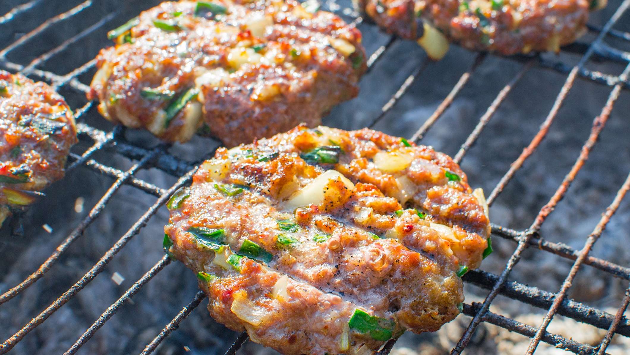 Des boulettes de porc du Québec et de crevettes sont sur la grille d'un BBQ